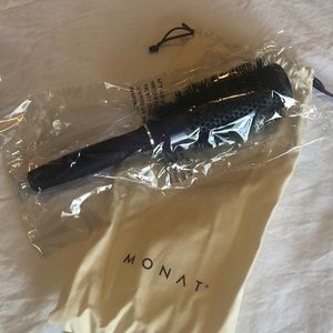 Monat Small Round Blowout Brush